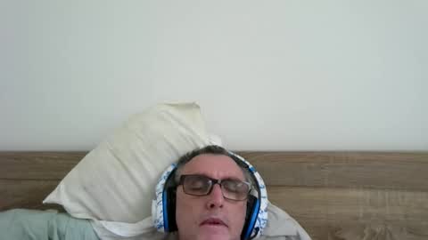 Snapshot of ozzie_male77 chatting on October 25, 2:08 am Brian online show from October 25, 2:08 am