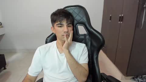 Snapshot of pakun_ chatting on December 6, 6:39 pm pakun_ online show from December 6, 6:39 pm