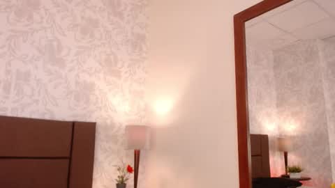 paolagh_ online show from November 19, 3:28 am