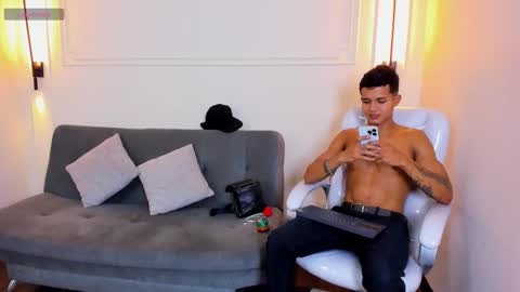 Snapshot of paradise_boy_s chatting on November 20, 9:03 pm Ryan And Casper online show from November 20, 9:03 pm