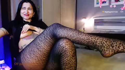 Snapshot of paradisegirl_ chatting on October 31, 9:27 pm My alter ego Betinna Flowers - a tattooed Miss - Are you missing me come in here - online show from October 31, 9:27 pm