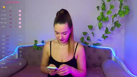 Allie  Alex Thumbs up if you like us online show from December 4, 3:48 am