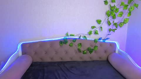 Allie  Alex Thumbs up if you like us online show from December 19, 2:56 am