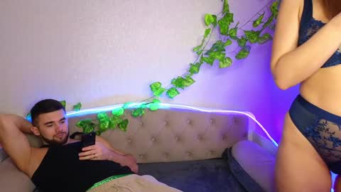 Allie  Alex Thumbs up if you like us online show from January 20, 2:43 am