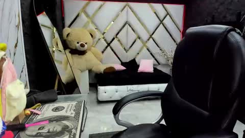 Snapshot of paris_petit chatting on December 2, 8:26 pm paris petit online show from December 2, 8:26 pm