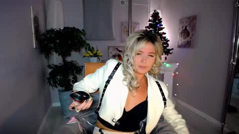 Snapshot of passionate_babe chatting on December 14, 12:33 pm I have returned from vacation and I am glad to share my energy and emotions with you online show from December 14, 12:33 pm