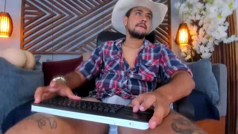 Snapshot of paul_rivera chatting on October 21, 11:05 pm Paul Rivera online show from October 21, 11:05 pm