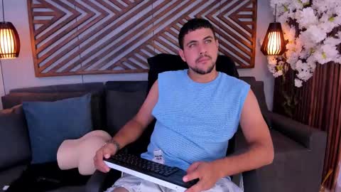 Snapshot of paul_rivera chatting on November 20, 8:30 pm Paul Rivera online show from November 20, 8:30 pm