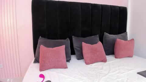 Snapshot of paulina_zuarez chatting on November 7, 9:37 pm Paulina online show from November 7, 9:37 pm