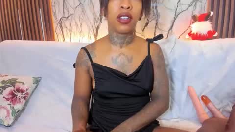 Snapshot of pauline_fox chatting on December 20, 2:07 am Pauline online show from December 20, 2:07 am