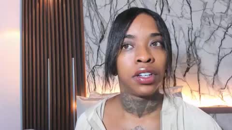 Snapshot of pauline_fox chatting on February 25, 12:42 am Pauline online show from February 25, 12:42 am