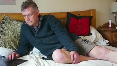 paullie2011 online show from April 15, 8:54 am