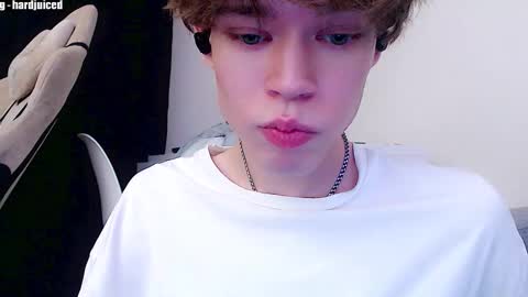 Snapshot of pawclaw chatting on December 1, 4:06 am pawclaw online show from December 1, 4:06 am