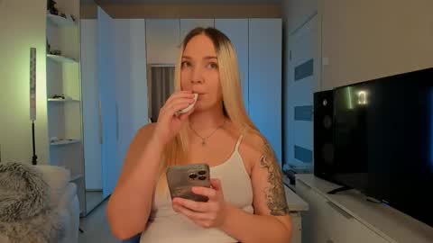 Snapshot of peachju1cy chatting on December 12, 7:52 am peachju1cy online show from December 12, 7:52 am