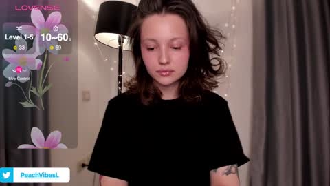 Snapshot of peachvibes chatting on December 23, 12:25 am Lili online show from December 23, 12:25 am