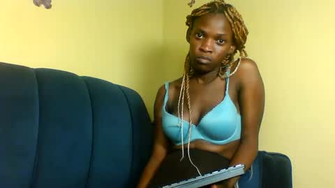 Snapshot of peachy_mummie chatting on September 8, 9:47 pm peachie online show from September 8, 9:47 pm