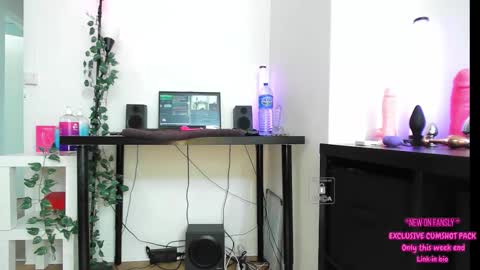 Snapshot of peachyym chatting on September 30, 10:42 am Help me to reach 200 thumbs up online show from September 30, 10:42 am