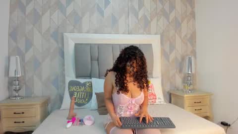 Snapshot of penelope_cox chatting on September 25, 4:05 am Penelope online show from September 25, 4:05 am