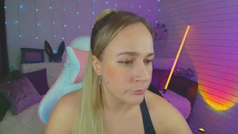 Dia  online show from January 10, 8:48 pm