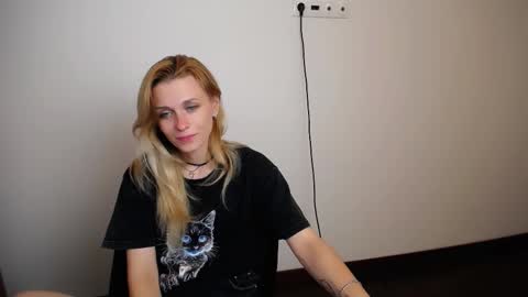 Snapshot of peppymia chatting on September 21, 7:10 am Mia online show from September 21, 7:10 am