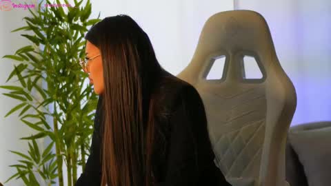 Snapshot of perfectt33n chatting on February 13, 9:09 am Dee online show from February 13, 9:09 am