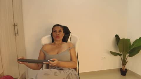 Snapshot of perla_milf4u chatting on November 4, 9:58 pm PERLA online show from November 4, 9:58 pm