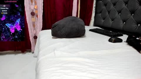 Perla Thompson online show from September 12, 8:31 pm