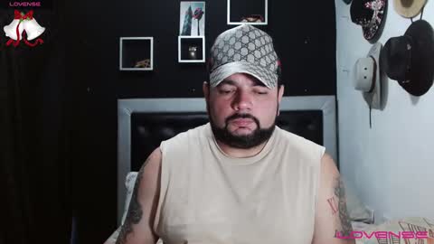 Snapshot of perverseveteranmanxxx chatting on December 31, 7:29 pm Carlos online show from December 31, 7:29 pm