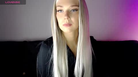 Snapshot of pervyblonde chatting on November 12, 8:15 am Isabella online show from November 12, 8:15 am