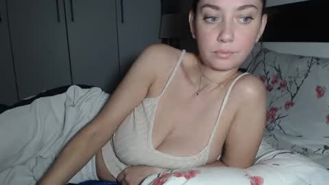 Snapshot of petite_danielle chatting on October 4, 6:17 pm petite_danielle online show from October 4, 6:17 pm