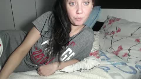 Snapshot of petite_danielle chatting on October 18, 5:10 am petite_danielle online show from October 18, 5:10 am