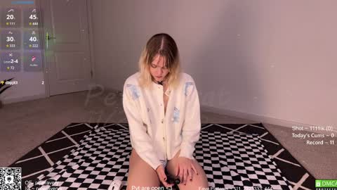 Snapshot of petitebrat chatting on November 22, 8:02 am PiperAvery online show from November 22, 8:02 am