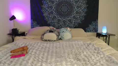 Snapshot of petitegirluvsdick chatting on October 31, 8:54 pm Bella online show from October 31, 8:54 pm