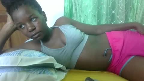 Snapshot of petitesweetchiq chatting on October 4, 11:30 am petitesweetchiq online show from October 4, 11:30 am