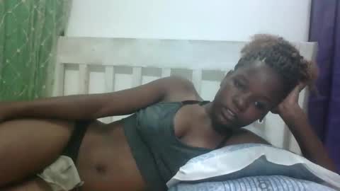 Snapshot of petitesweetchiq chatting on October 18, 9:37 pm petitesweetchiq online show from October 18, 9:37 pm