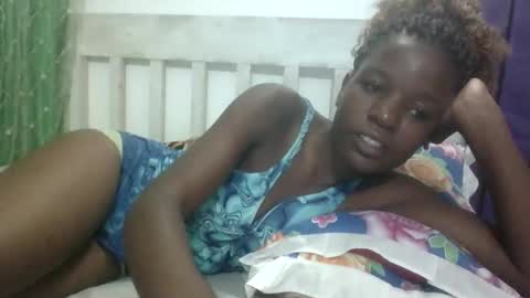 Snapshot of petitesweetchiq chatting on October 25, 8:36 pm petitesweetchiq online show from October 25, 8:36 pm