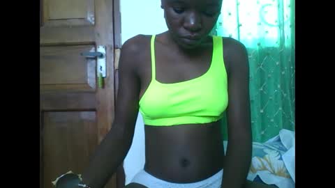 Snapshot of petitesweetchiq chatting on November 20, 8:25 am petitesweetchiq online show from November 20, 8:25 am