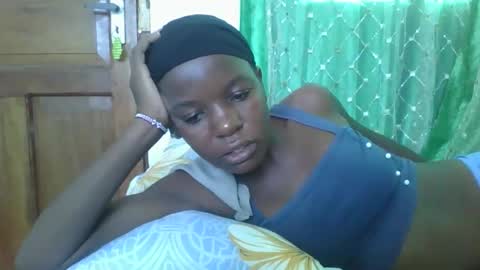 Snapshot of petitesweetchiq chatting on November 26, 8:26 am petitesweetchiq online show from November 26, 8:26 am