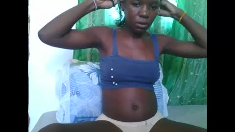 Snapshot of petitesweetchiq chatting on November 27, 10:39 am petitesweetchiq online show from November 27, 10:39 am