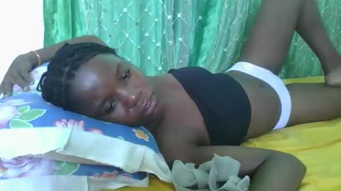 Snapshot of petitesweetchiq chatting on November 30, 9:02 am petitesweetchiq online show from November 30, 9:02 am