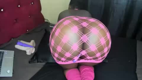 Snapshot of petitiana chatting on November 1, 8:38 am Cayennee online show from November 1, 8:38 am