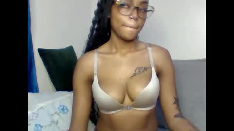 Snapshot of pettite_babe chatting on October 2, 11:23 pm Arielle online show from October 2, 11:23 pm