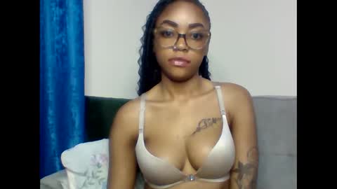 Snapshot of pettite_babe chatting on October 4, 12:52 am Arielle online show from October 4, 12:52 am