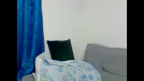 Snapshot of pettite_babe chatting on November 8, 2:23 am Arielle online show from November 8, 2:23 am