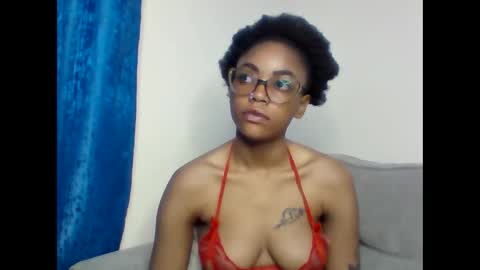 Snapshot of pettite_babe chatting on November 15, 3:04 am Arielle online show from November 15, 3:04 am