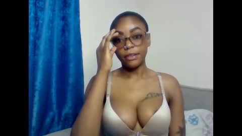 Snapshot of pettite_babe chatting on December 17, 11:55 pm Arielle online show from December 17, 11:55 pm
