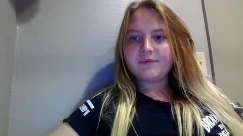 Snapshot of phatassblond chatting on December 8, 12:29 am PhatAssBlond online show from December 8, 12:29 am