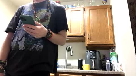 Snapshot of phildoesart chatting on January 2, 3:37 am Phil online show from January 2, 3:37 am