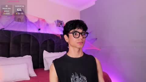 Snapshot of phillicious_ chatting on October 15, 10:10 pm Phillip online show from October 15, 10:10 pm