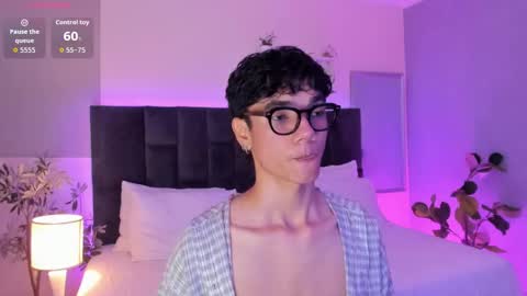 Snapshot of phillicious_ chatting on November 22, 10:42 pm Phillip online show from November 22, 10:42 pm